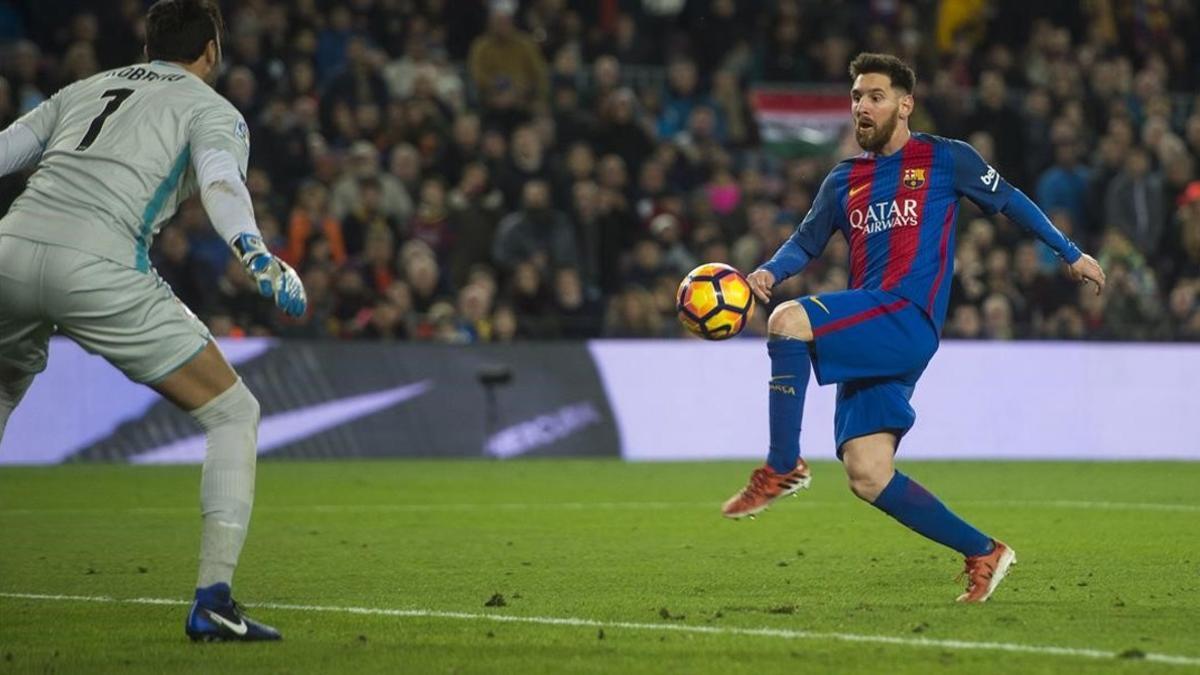 Messi, en la jugada en la que marcó el cuarto gol del Barça.