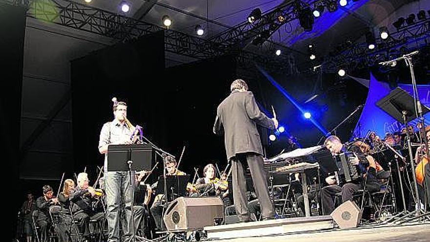 Iñaki Santianes interpretando «Gaita en Nueva York» con la orquesta.