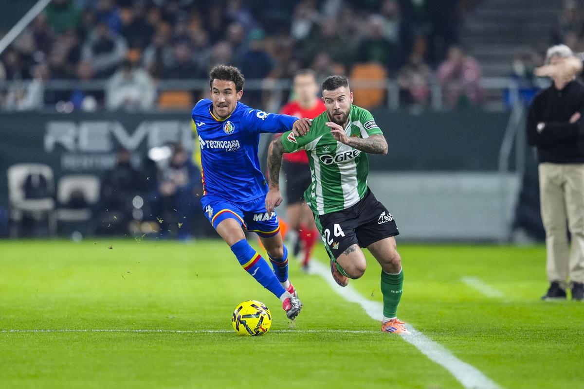 Luis Milla of Getafe CF and Aitor Ruibal of Real Betis in action during the Spanish league, LaLiga EA Sports, football match played between Real Betis and Getafe CF at La Cartuja stadium on December 21, 2025, in Sevilla, Spain. AFP7 21/12/2025 ONLY FOR USE IN SPAIN. Joaquin Corchero / AFP7 / Europa Press;2025;SPORT;ZSPORT;SOCCER;ZSOCCER;Real Betis v Getafe CF - LaLiga EA Sports;