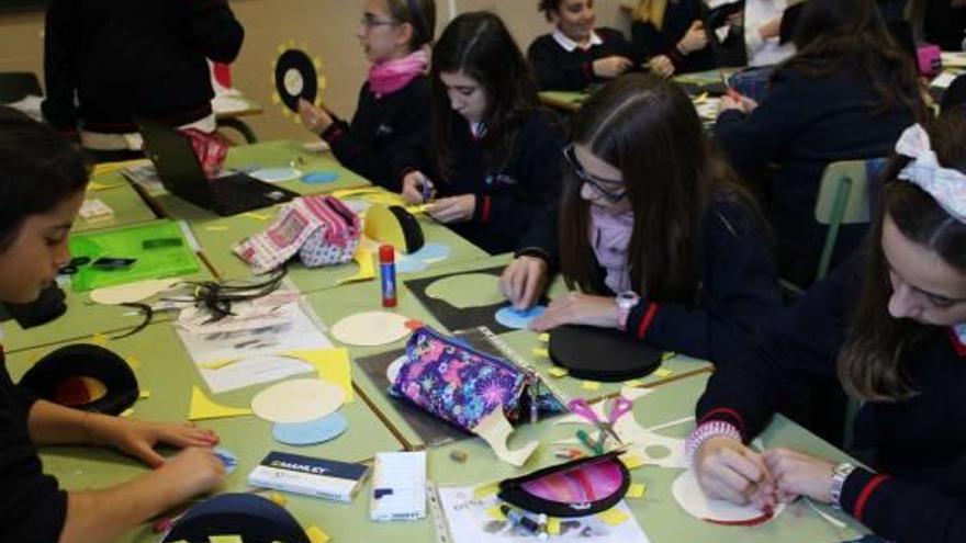 Uno de los grupos, trabajando en la elaboración de materiales.