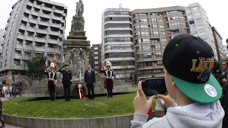 Un joven fotografía un instante de la ofrenda a los héroes de la Reconquista. // R. Grobas