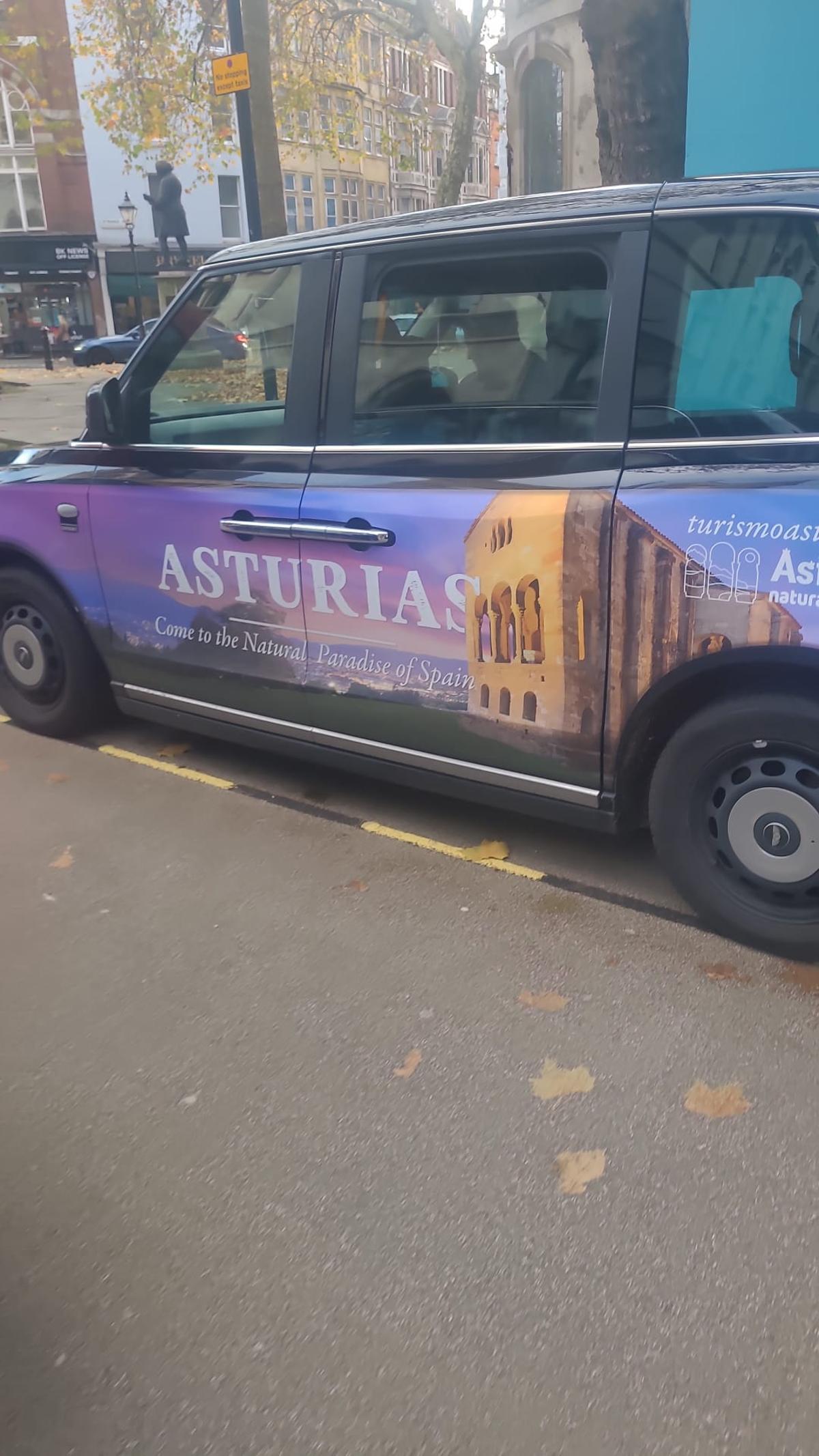Un taxi londinense que anuncia el "Paraíso natural" asturiano.