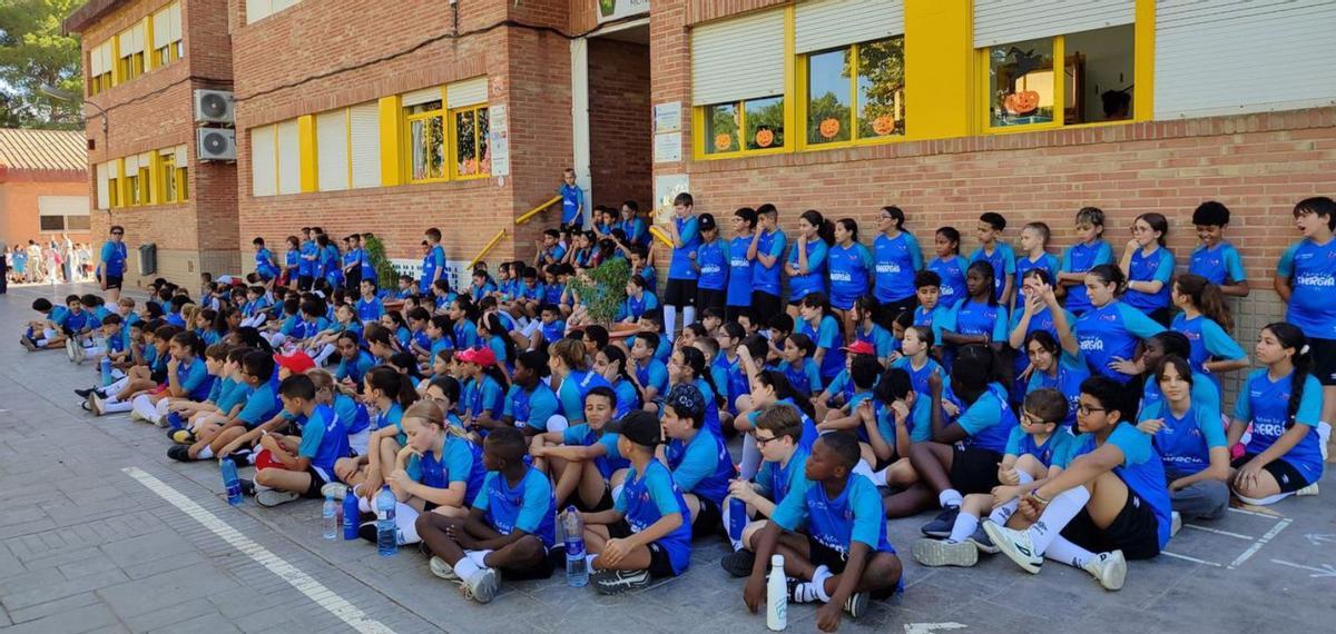 Algunos de los más de 35.000 alumnos que han recibido sus nuevas equipaciones deportivas.