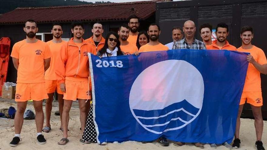 Representantes municipales y socorristas posan con la bandera azul de Portomaior. // Gonzalo Núñez