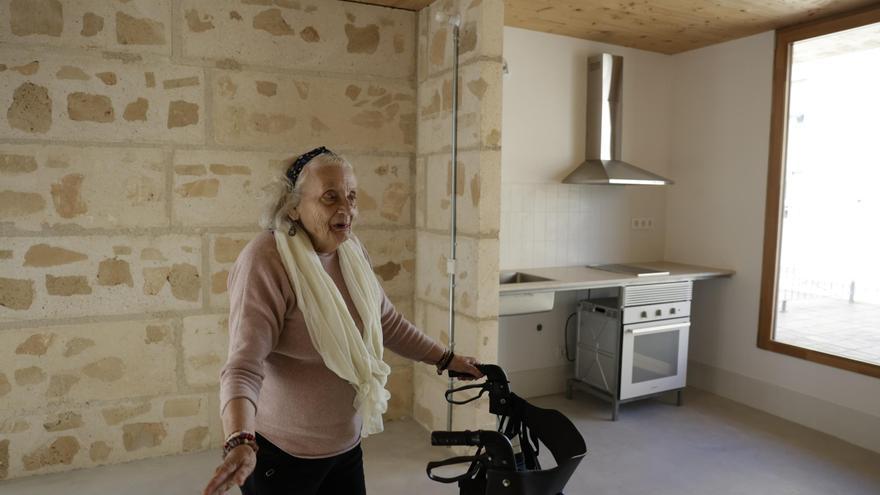 El Govern entrega una promoción de 25 viviendas públicas a personas mayores de 65 años: "Ha sido un regalo"