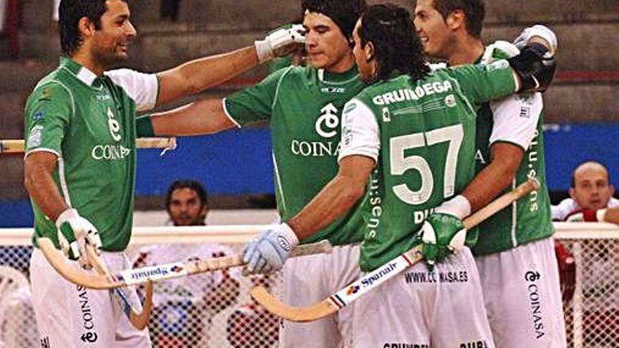 Payero, Álvarez y García, los tres argentinos de la temporada 2007-08, celebran un gol con Gende.