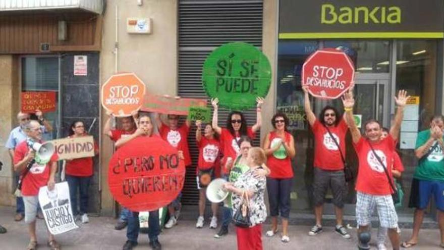 Una pareja de Monóvar que ya ha perdido su piso pide al banco que le condone la deuda pendiente del préstamo