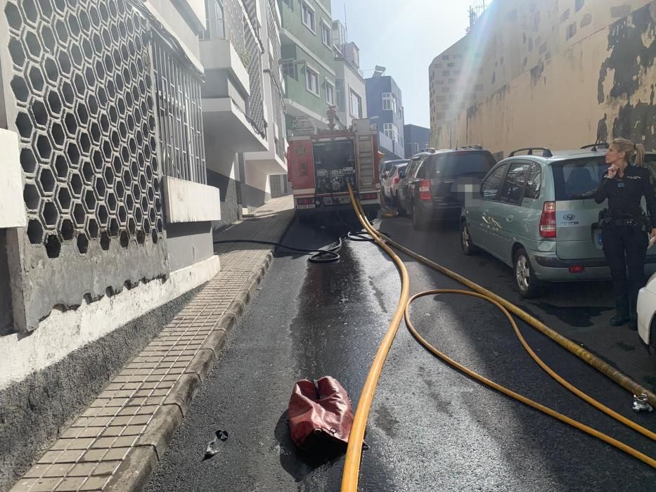 Los bomberos actúan sobre el incendio de la calle Hermano Ángel Mur.