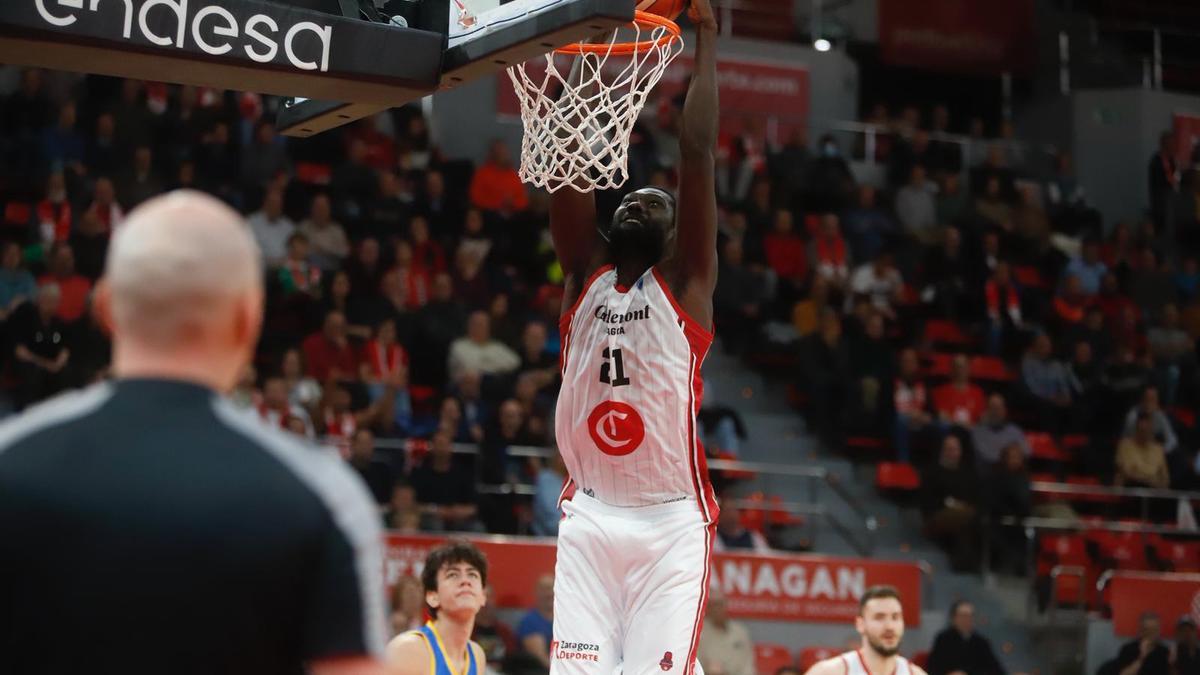 Koumadje, colgándose del aro