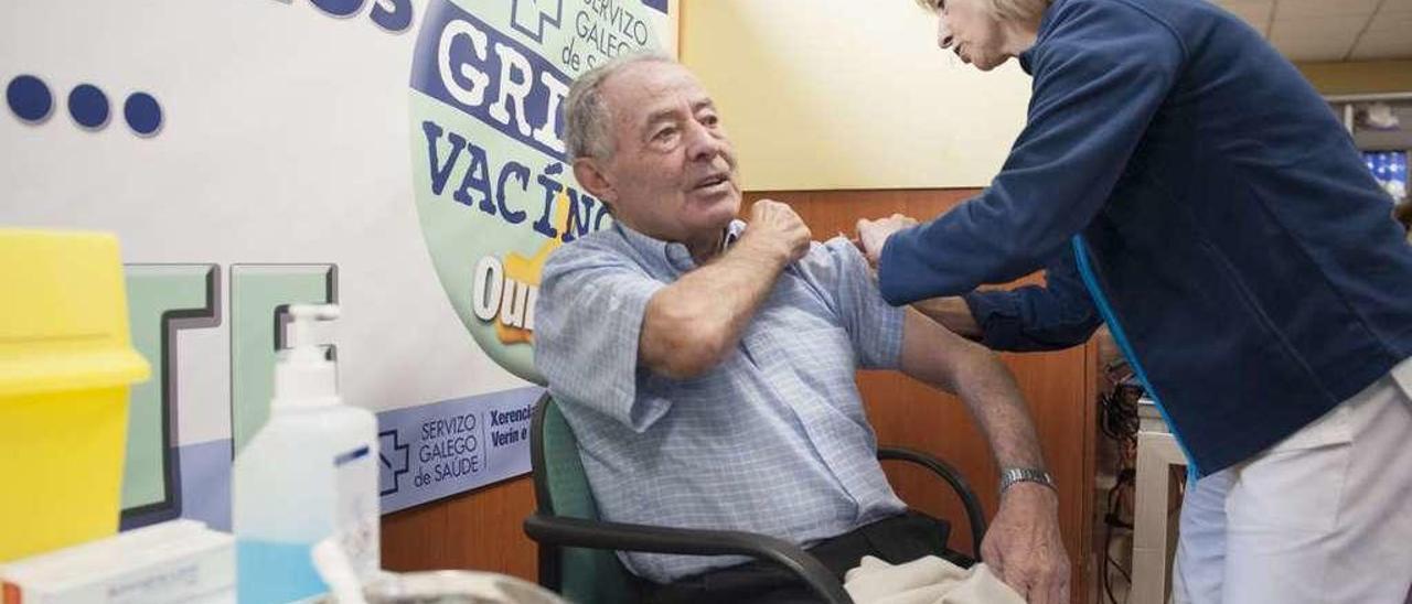 Punto de vacunación de gripe en el Complexo Hospitalario Universitario de Ourense. // Brais Lorenzo