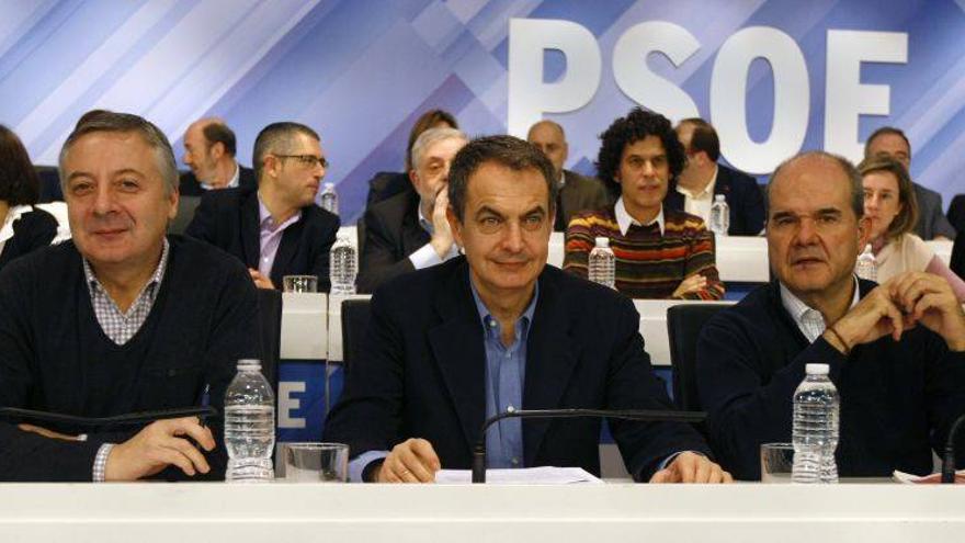 Zapatero pide un &quot;debate robusto&quot; en el congreso del PSOE y Rubalcaba una oposición &quot;centrada&quot;