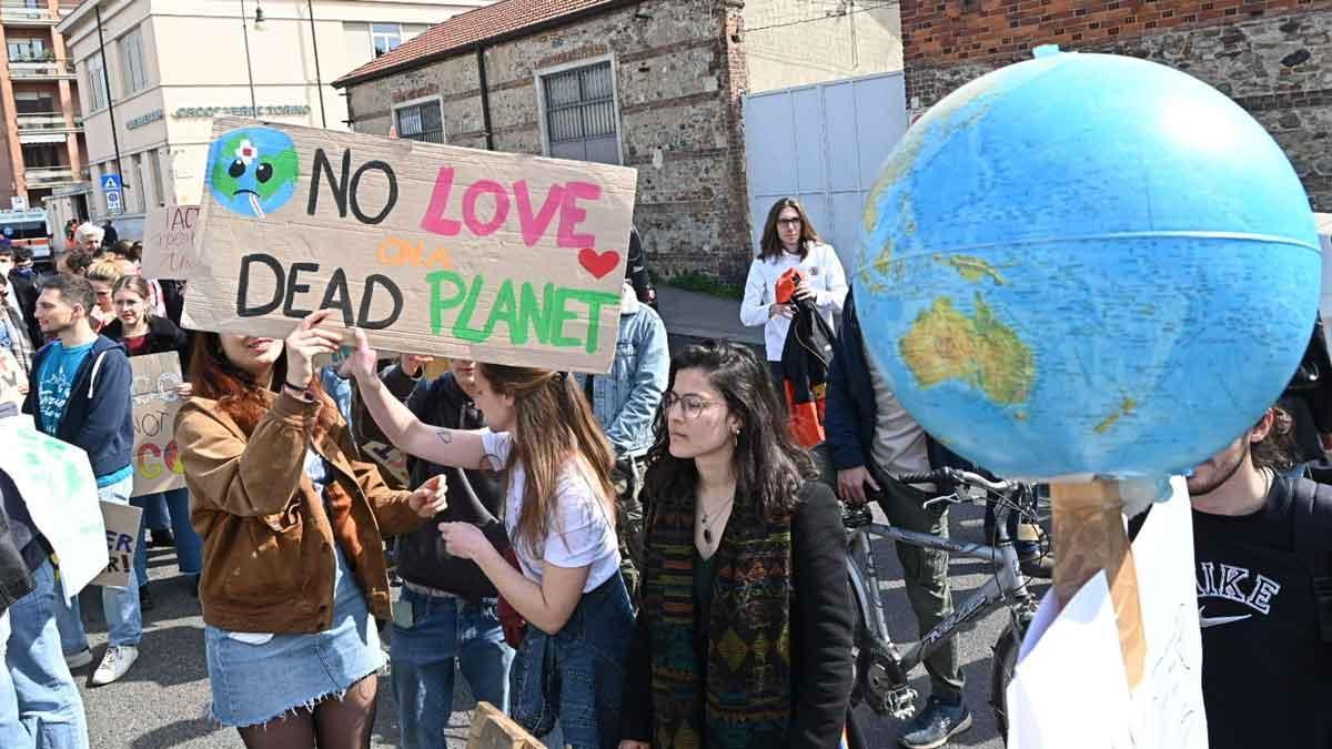 Activistas en la manifestación contra el cambio climático en Turín