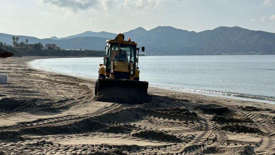 Los operarios están trabajando en playas del litoral oeste. | A.C.