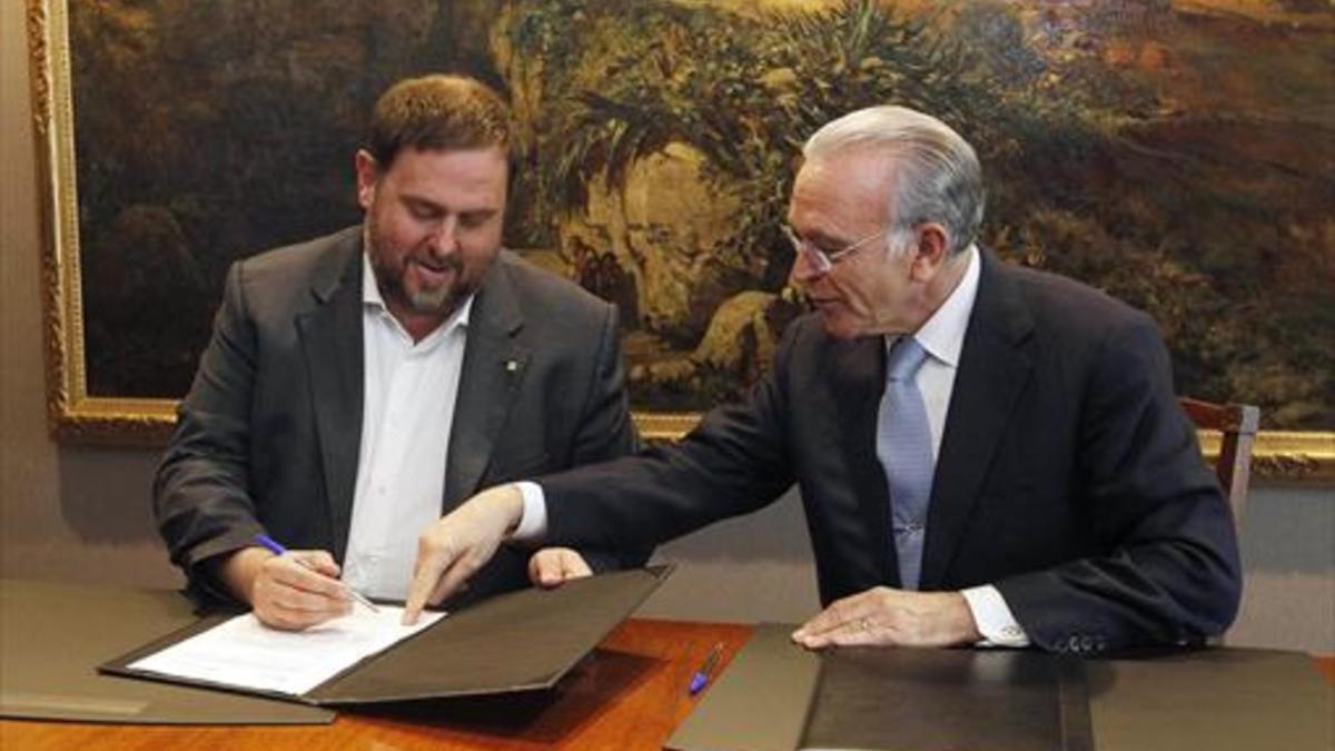 Oriol Junqueras e Isidre Fainé, durante la firma del convenio.