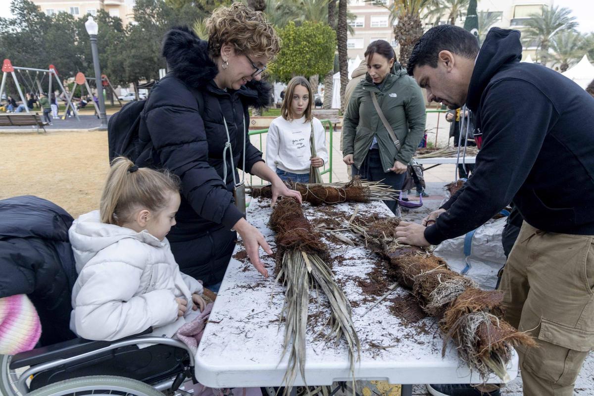 Talleres de “atxes” en Elche para promover una tradición difícil de mantener