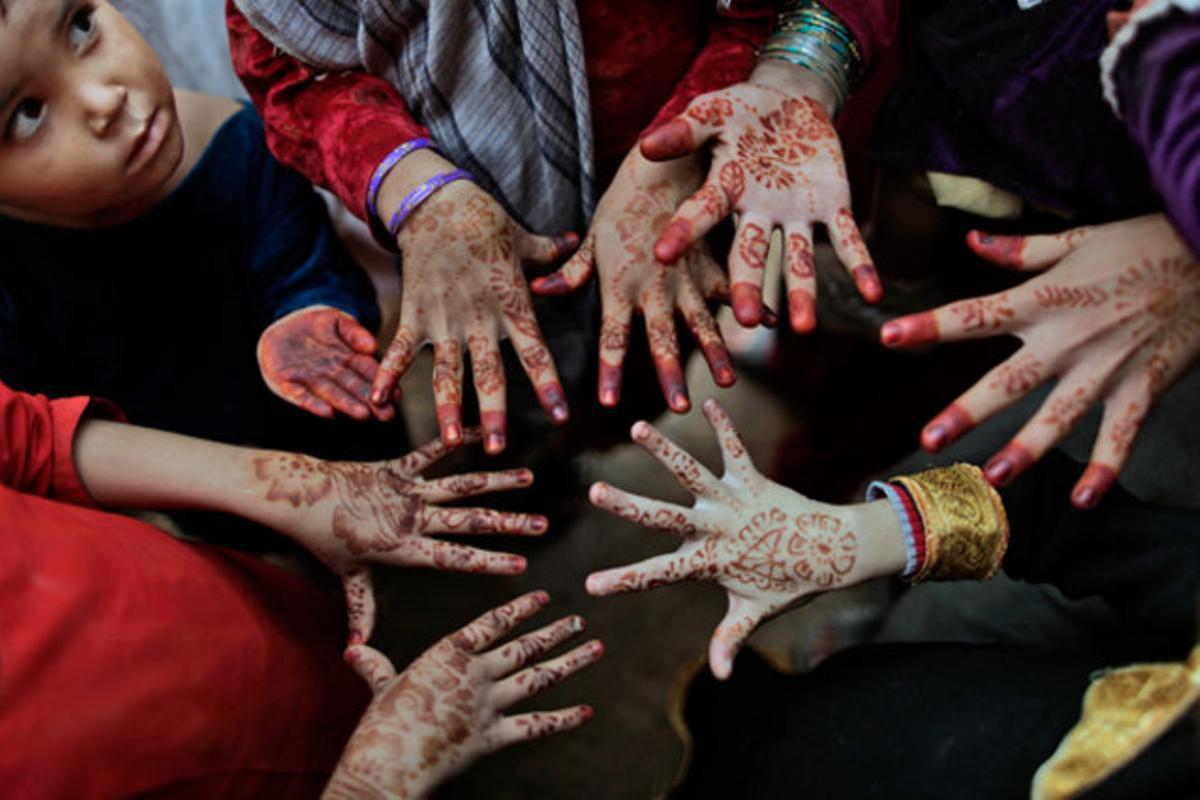 Unes noies ensenyen les seves mans pintades amb henna durant la celebració de l’últim dia de la festivitat musulmana d’Eid al-Adha als afores d’Islamabad (Pakistan).