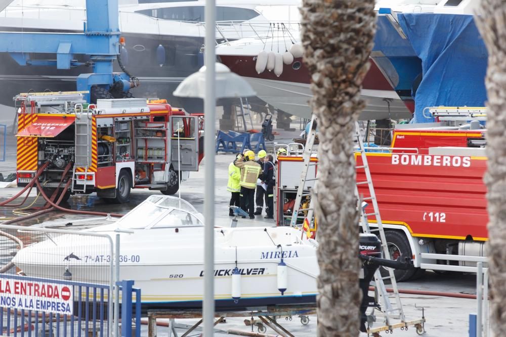 Arde un yate en el puerto pesquero de Alicante