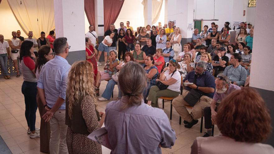 El alcalde de SantaCruz y la concejala del IMAS, en la casa de Imeldo y Carmen, usuarios de la teleasistencia.