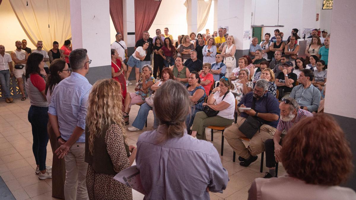 Reunión de los vecinos de La Salud con la concejala de Movilidad y del distrito Salud-La Salle para pedir explicaciones sobre la supresión de estacionamientos. | 16/06/2025 | Fotógrafo: Rafael Arturo Jiménez Rivero