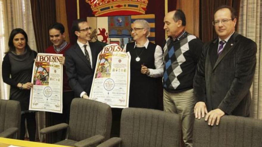 Representantes de los cinco ayuntamientos y del Colegio de Veterinarios durante la presentación del bolsín.