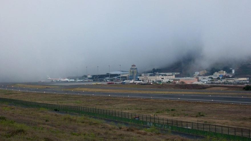 Decenas de vuelos cancelados en los aeropuertos de la provincia tinerfeña por niebla