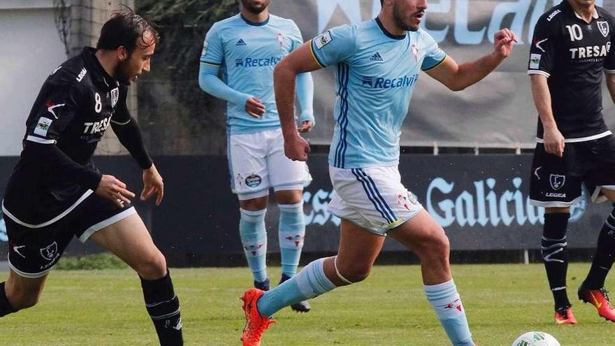 Borja Fernández conduce un balón durante un partido en Barreiro. // José Lores