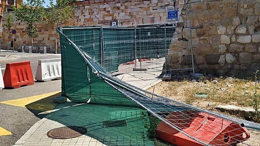 La protección de la muralla en la bajada de San Martín, por los suelos