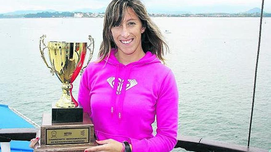 Ángela Pumariega muestra el trofeo del Campeonato Iberoamericano de la clase «Match Race».