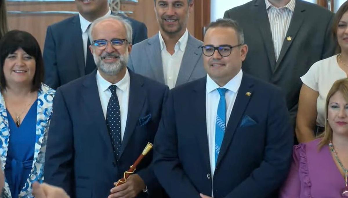 López Fabelo junto a Rayco Padilla tras recibir el bastón del mandato