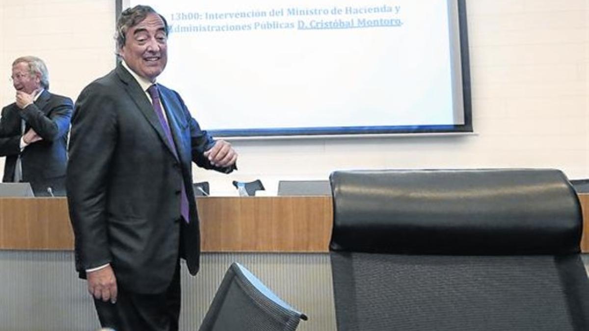 El presidente de la CEOE, Juan Rosell, se dirige a ocupar su silla en la junta directiva que celebró la patronal el pasado día 15 en Madrid.