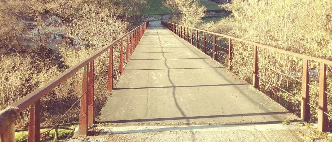 El puente ubicado a la salida de Villanueva (Santo Adriano).