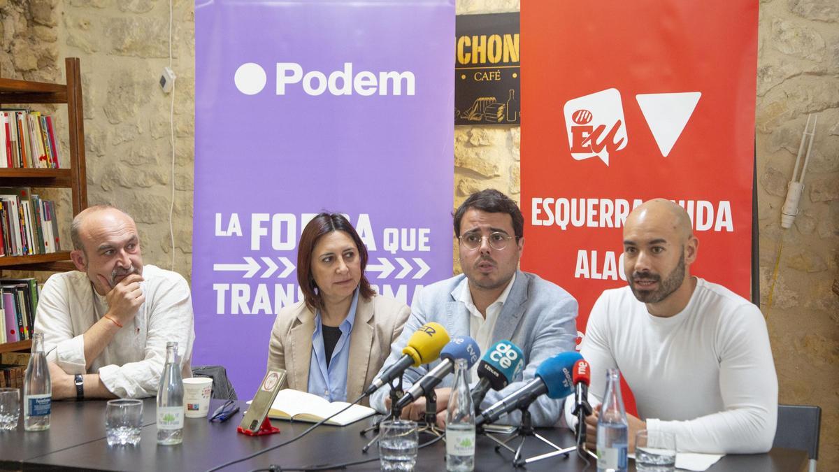 Alejandro Aguilar, tercero por la izquierda, durante la presentación del acuerdo entre Unides Podem y Esquerra Unida