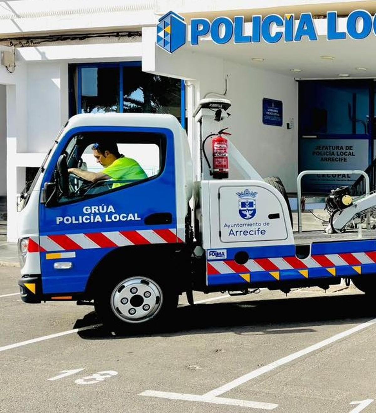 Grúa municipal junto a la sede de la Policía Local de Arrecife