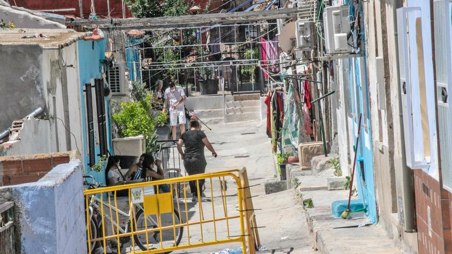 Una treintena de familias de Callosa de Segura viven con el peligro de que se hunda su calle