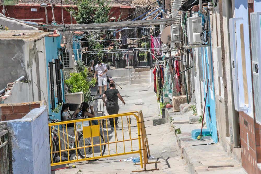 Socavones, grietas... los vecinos de la calle San Bruno de Callosa temen que se venga abajo. El Síndic de Greuges investiga qué van a hacer las administraciones ante la denuncia de treinta familias qu