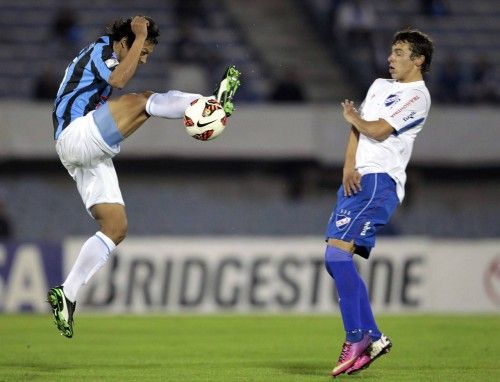 Edwin Retamozo (Real Garcilaso) y Gonzalo Bueno (Nacional) luchan por la pelota en la Copa Libertadores