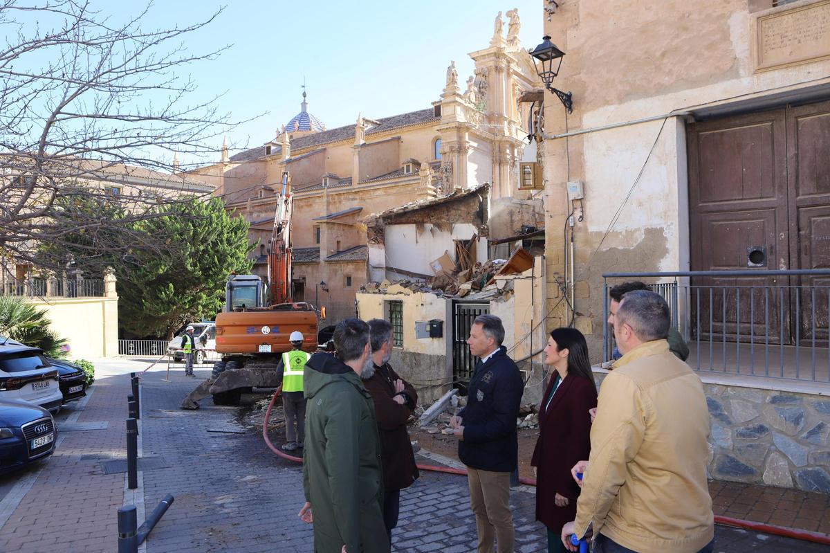 El acalde supervisaba los trabajos junto al equipo de Urbanismo.