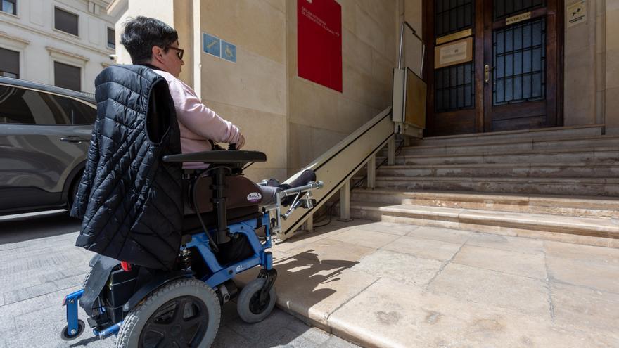 El edificio de la subdelegación de gobierno de alicante, sin acceso para personas con movilidad reducida en pleno 2023