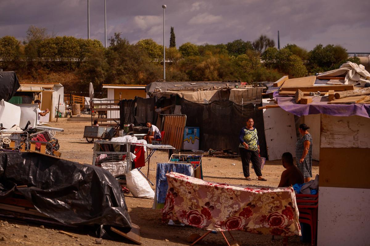 Asentamiento rumano Glorieta de Louviere frente al Carrefour Zaira