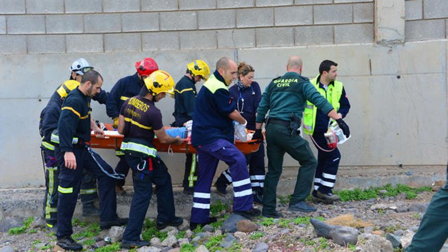 Fallece un pescador al quedar atrapado entre las piedras del muelle de Arinaga