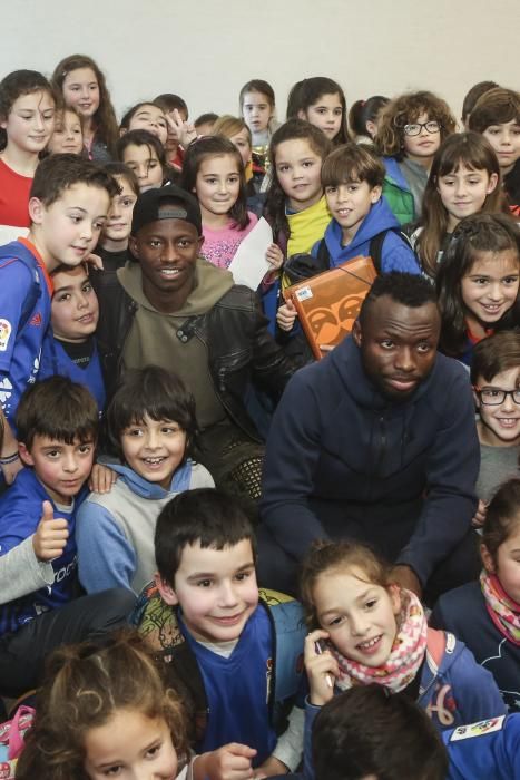 Los jugadores del Oviedo Uwusu y Yeboah visitan a los alumnos del colegio Carmen Ruiz Tilve