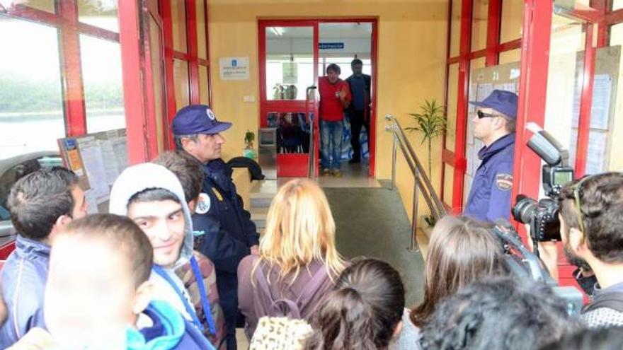 Ribadomar, encadenado a la puerta de la delegación, junto a otros manifestantes.  // Noé Parga