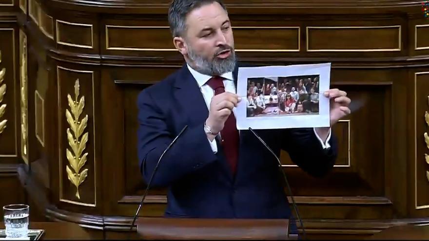Abascal muestra una foto de un acto de las Juventudes Socialistas de Alicante de 2015 en el que se &#039;guillotinó&#039; a Rajoy y se dirige a Patxi López: &quot;A la Fiscalía, López, a la Fiscalía&quot;