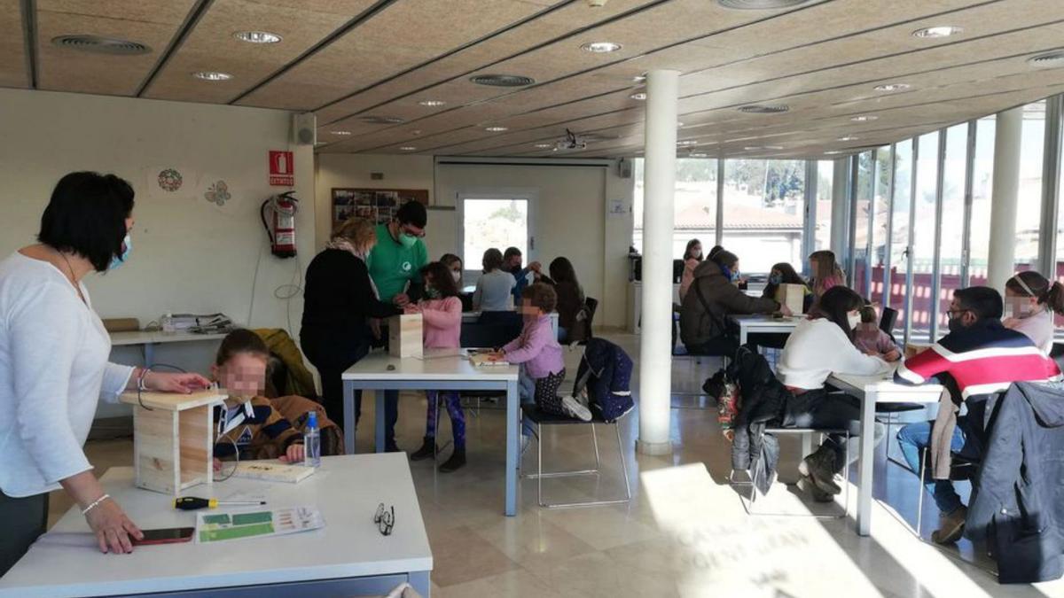 La Jugateca de Medi Ambient de Castellví s’estrena amb un taller de caixes niu per a ocells | AJ. CASTELLVÍ DE ROSANES