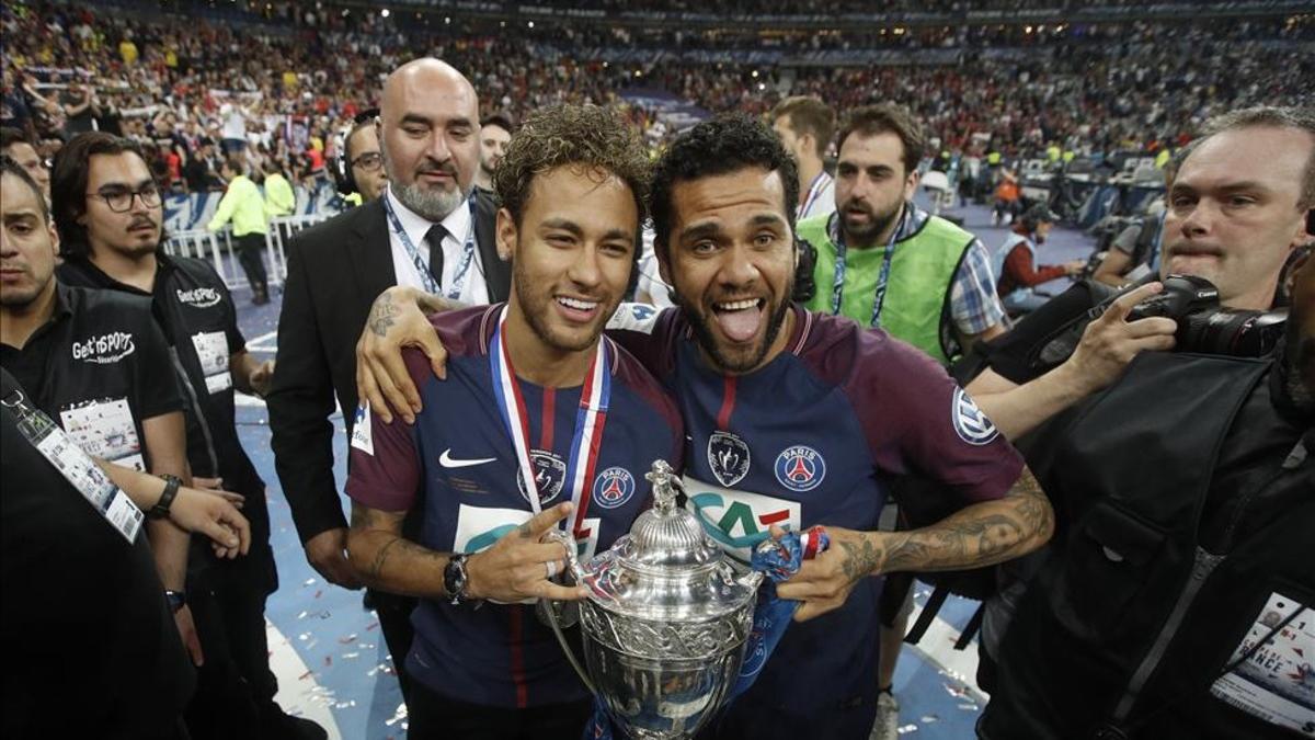 Neymar y Dani Alves juegan juntos en el PSG