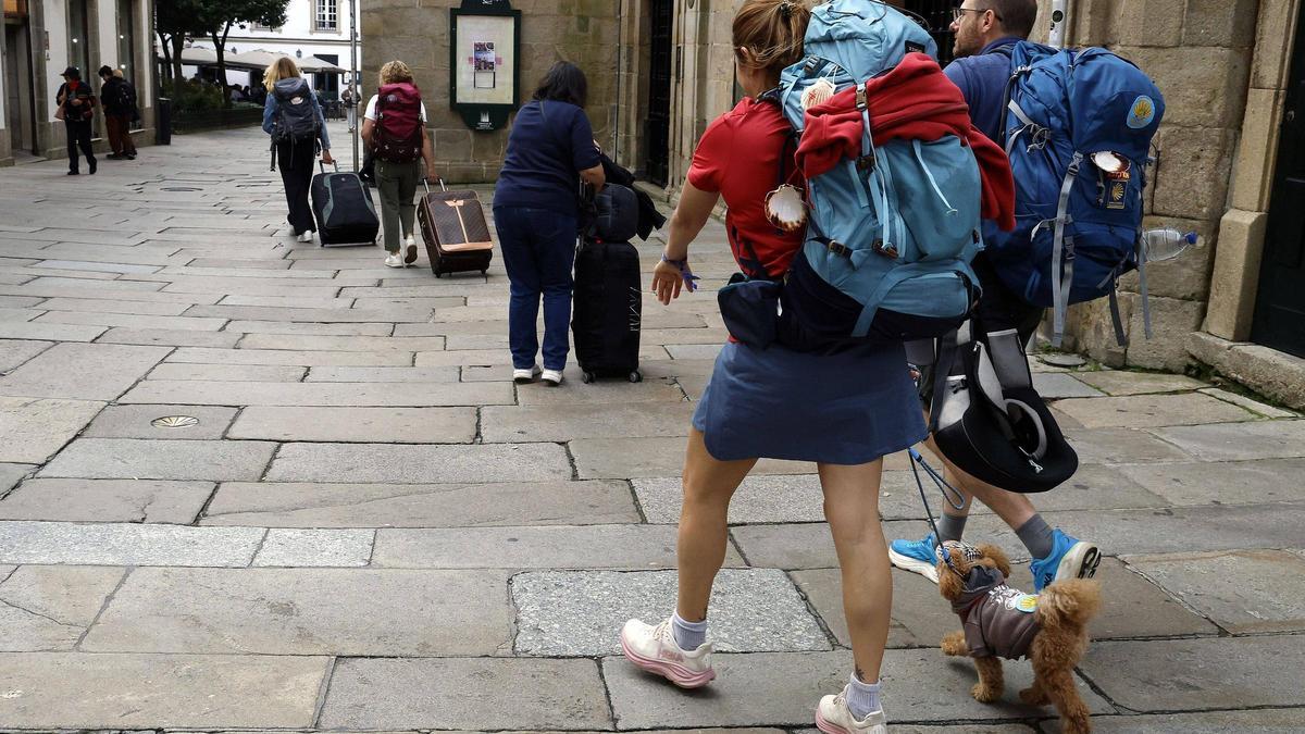 Turistas con maletas en el centro histórico de Santiago