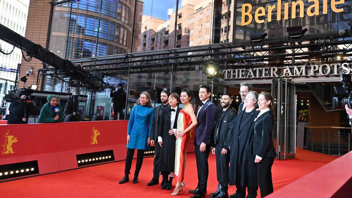 Celine Song posa en la Berlinale junto a John Magaro, Greta Lee, Teo Yoo, David Hinojosa, Carlo Chatrian, Christine Vachon y Pamela Koffler.