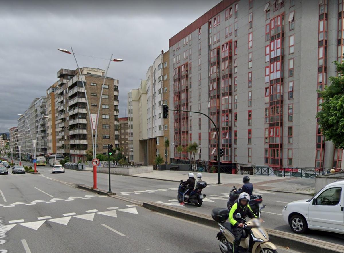 Un paso de peatones elevado en la avenida de Castelao de Vigo.