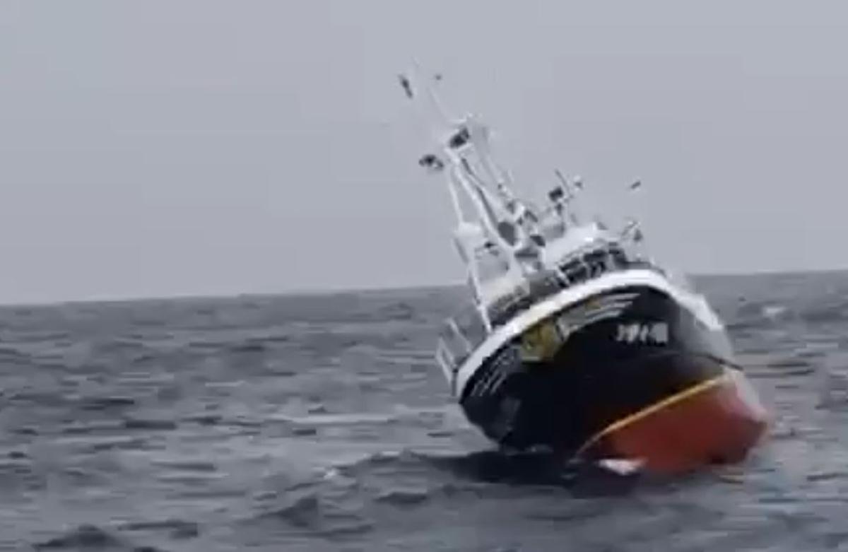 El 'Itoitz', muy escorado a estribor