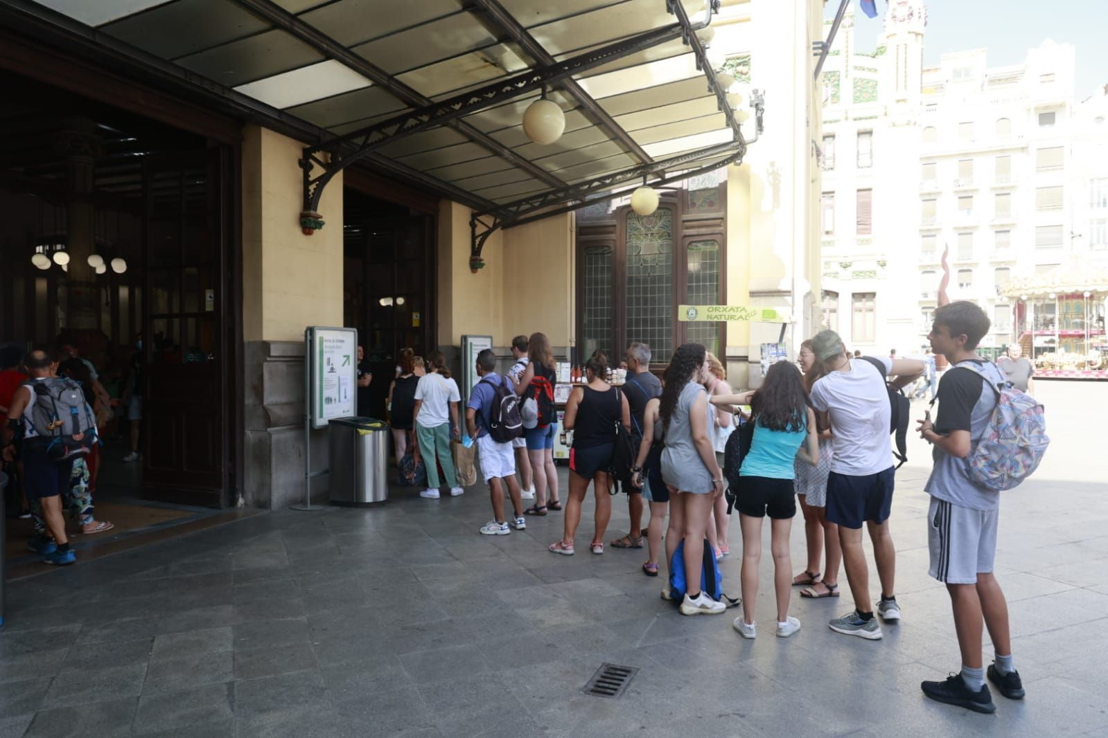 Colas en la Estación del Norte de València por el abono gratuito de Cercanías